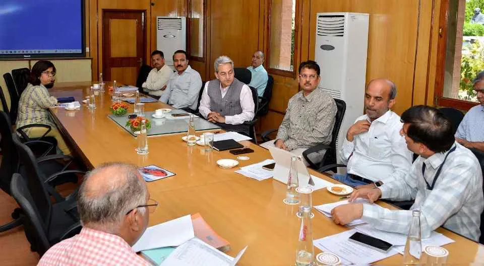 आमजन को भीषण गर्मी से राहत देने के लिए पेयजल, विद्युत् आपूर्ति, मानव एवं पशु स्वास्थ्य व्यवस्थाएं सुचारु रखें – मुख्य सचिव