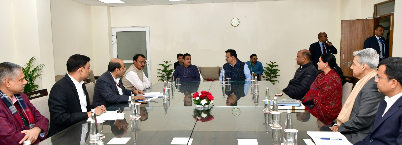 मुख्यमंत्री श्री भजनलाल शर्मा और केन्द्रीय सड़क परिवहन एवं राजमार्ग मंत्री श्री नितिन गडकरी का राज्य को फाटक मुक्त करने का प्लान