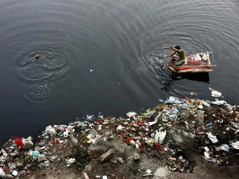 यमुना स्वच्छता कार्य में असंतोष, हेमा मालिनी के सामने किया प्रदर्शन