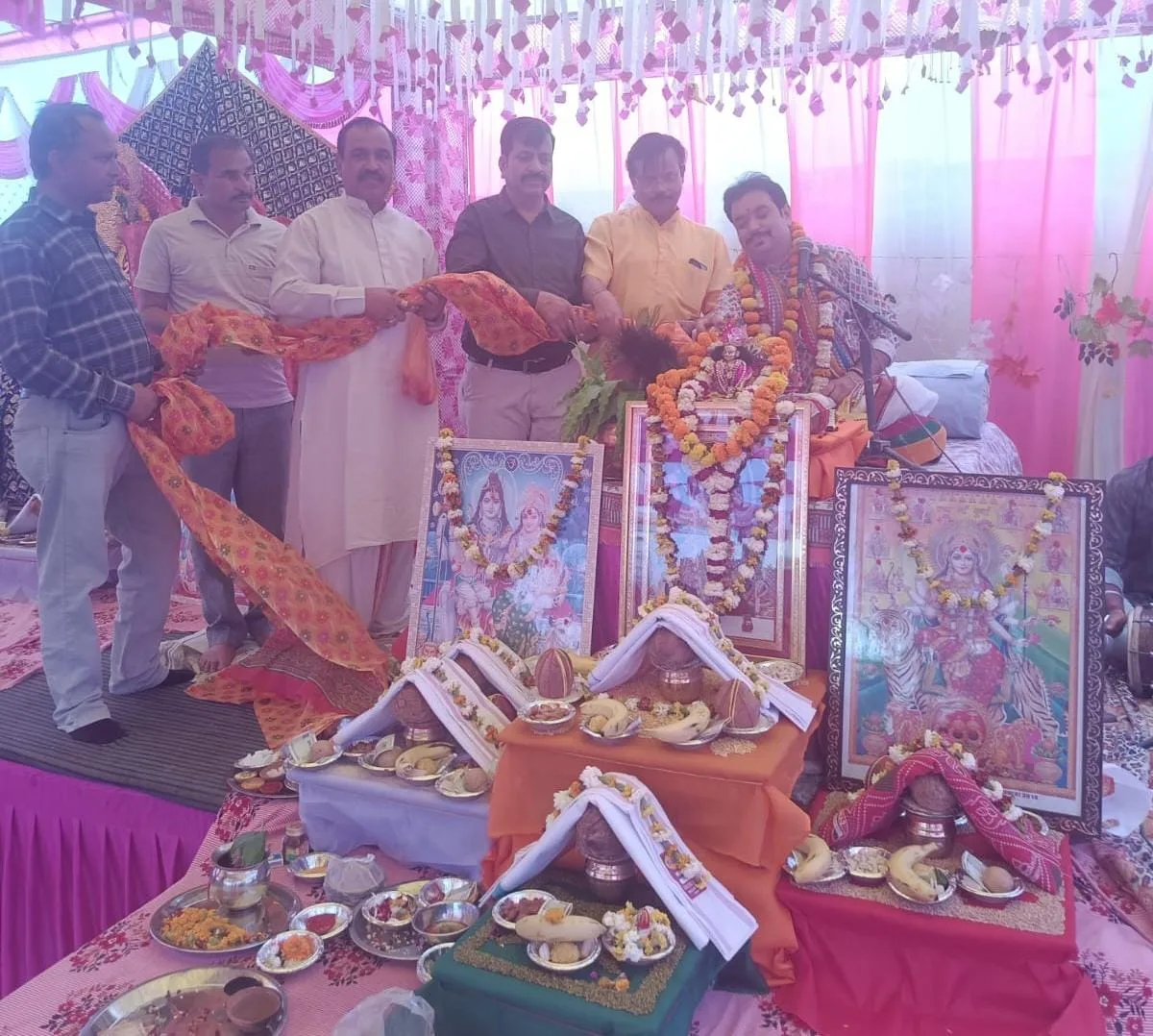 बाबा खाटू श्याम की कथा में भक्त कर रहे कथा श्रवण