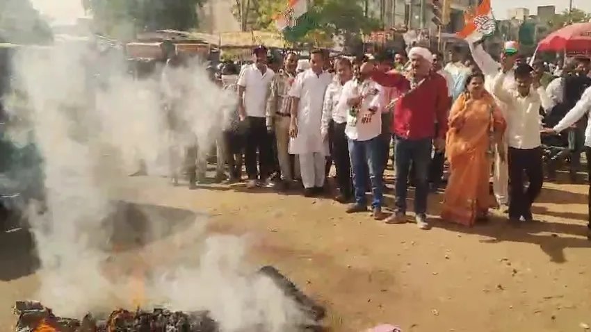 बिजली पानी की समस्या को लेकर प्रदर्शन