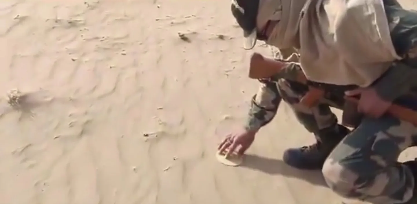तपती जलती रेत में बीएसएफ के जवान ने सेका पापड़। बीकानेर में पारा 47 डिग्री। वीडियो वायरल।